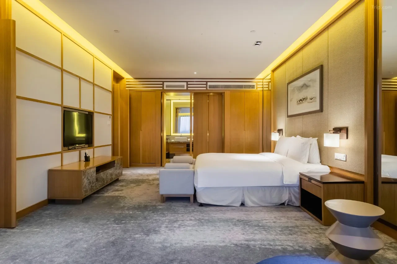 Qujing Jinzuo Hotel guest room IPTV deployment